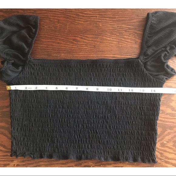 cropped shirred black top large balloon shoulder - Picture 2 of 4